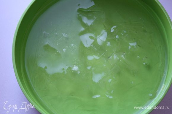 Замачиваем желатин в холодной воде на 10 минут. Если желатин в порошке, то заливаем его холодной водой так, чтобы она его покрывала на толщину пальца (и обязательно перемешиваем).