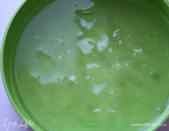 Замачиваем желатин в холодной воде на 10 минут. Если желатин в порошке, то заливаем его холодной водой так, чтобы она его покрывала на толщину пальца (и обязательно перемешиваем).