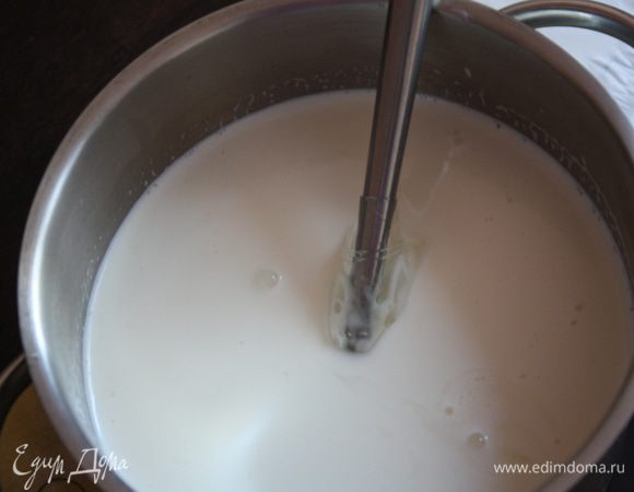 Как только наша смесь прогреется хорошенько, добавляем желатин и тщательно вымешиваем. Листовой желатин обязательно разделяем на листочки и просушиваем. С порошковым желатином поступаем так: отливаем небольшое количество молочной смеси (примерно третью часть), добавляем желатин и подогреваем сильнее, но не до кипения. Постоянно помешиваем. Соединяем с остальной массой и обязательно процеживаем.