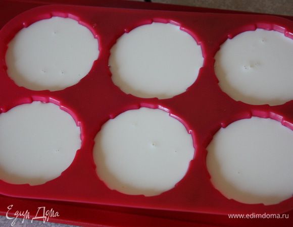 Даем немного постоять, остыть и разливаем по формочкам (можно силиконовым, я первый раз в них решилась сделать) или стаканам. Остужаем при комнатной температуре и ставим в холодильник на 2–3 часа.