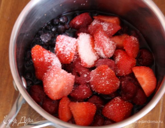 Теперь соус. Ягоды смешиваем в сотейнике (можно взять и замороженные), добавляем сахар (тут уж сами ориентируйтесь, можно и больше положить сахара) и варим на небольшом огне 10 минут. Даем остыть. Как остынет, добавляем нарезанную кусочками клубнику и тонко нарезанные листочки базилика.
