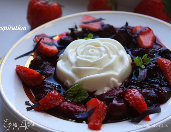 Вынимаем нашу панна котту из формочек (на пару секунд опустив их в теплую воду) и поливаем ее нашим соусом!