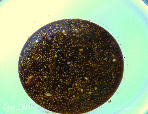 Перед выездом на пикник приготовим маринад: смешаем соевый соус, мед (если мед загустел, немного его подогреем), горчицу с зернами, бальзамический уксус, мелко порезанный чеснок, имбирь, соль и перец по вкусу.