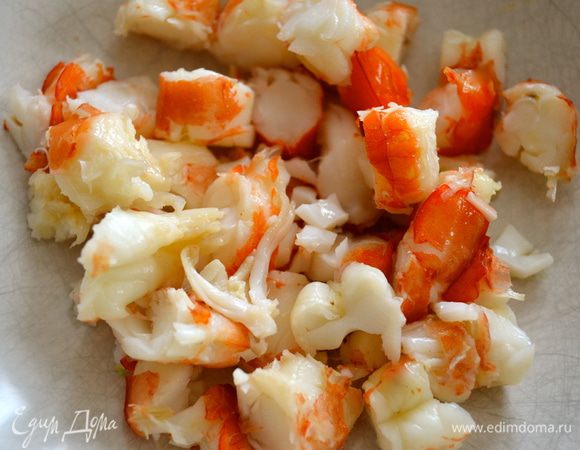 Очищенные хвостики нарезать и отложить в сторону.   