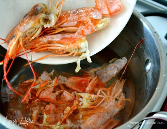 Займемся приготовлением рыбного отвара (или бульона...), который будем использовать для приготовления ризотто. В отдельную кастрюльку налить 500 мл воды, положить панцири, головы и все, что у нас осталось от креветок. Проварить минимум 30 минут. Процедить полученный отвар через сито. Поддерживать горячим.   