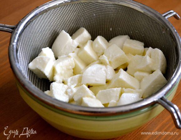 Пока варится рыбный отвар... Нарезать кубиками сыр моцарелла и положить в сито, чтобы стекла лишняя жидкость.  