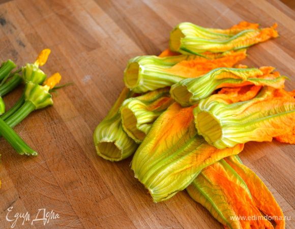 Помогая себе ножом, осторожно удалить у цветов ножку с сердцевиной, сохраняя целостность самих цветов.