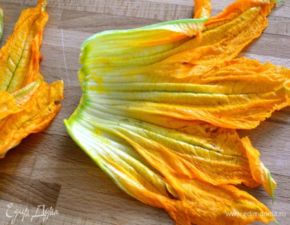 Надрезать подготовленные цветы с одной стороны и расправить их...  