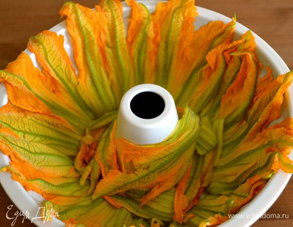 Затем выстелить изнутри форму цветами цуккини. По рецепту оставшиеся цветы нужно использовать при приготовлении ризотто... Но так как у меня оказалась ровно половина от указанного в рецепте количества цветов, на ризотто у меня ничего не осталось..... ((    