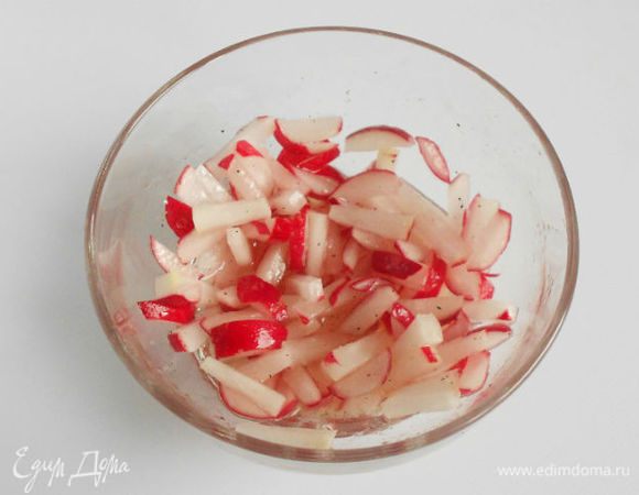  Уксус, соль, перец, немного сахара и 2 ч. л. масла взбить вилкой в маленькой миске,  добавить редис и перемешать. 