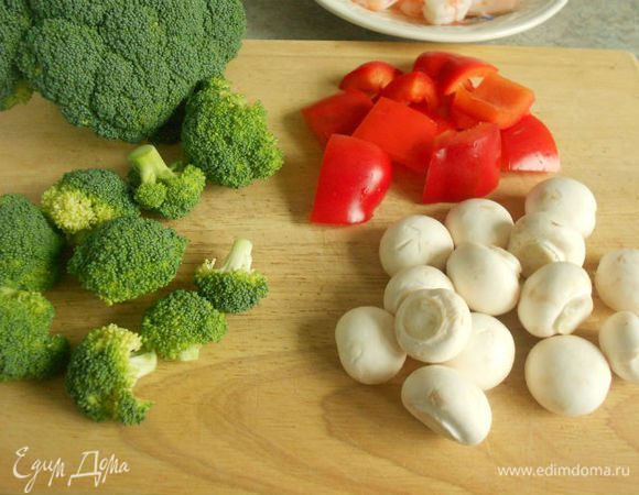 Грибы, перец и брокколи вымыть и очистить. Разобрать брокколи на соцветия, перец нарезать крупными кусочками. Шампиньоны желательно выбирать нераскрывшиеся, это гарантирует, что между пластинами нет земли.
