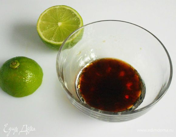 Для соуса тщательно смешать сок лайма, соевый соус и 1 ч.л. масла.