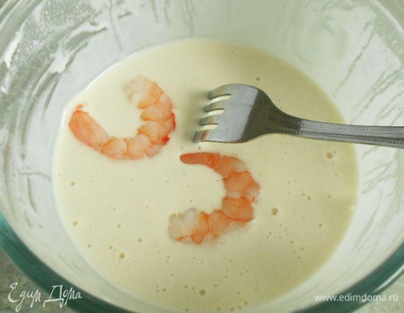  Нагреть в большом сотейнике на сильном огне половину масла. Подготовленные овощи и креветки окунать в тесто 