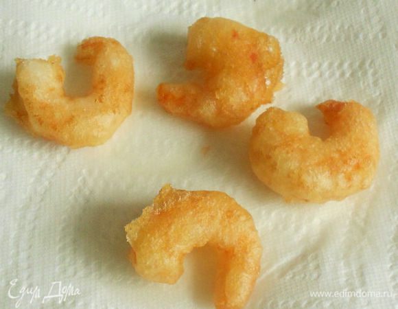  Вынуть и обсушить излишки масла на бумажных полотенцах.