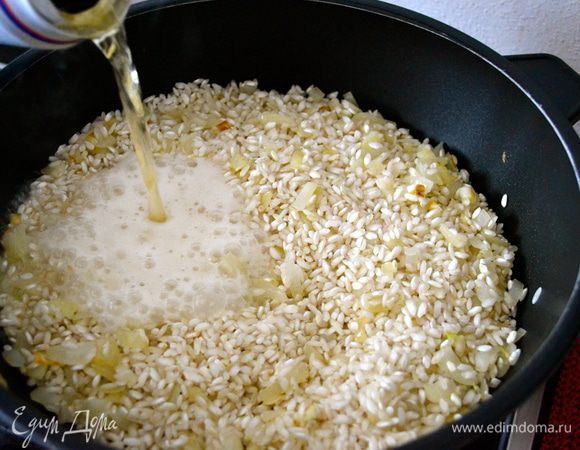 Перемешать рис с луком и дать обжариться вместе минуты 2-3. Затем добавить пиво комнатной температуры. Подождать пока выпариться алкоголь. 