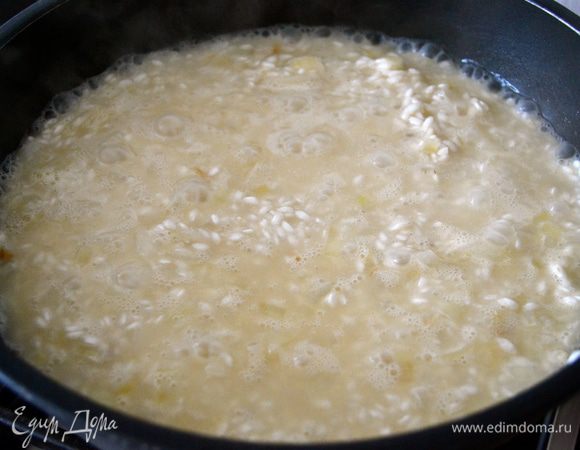 После, добавляя понемногу заранее подготовленный рыбный отвар, приготовить ризотто... 