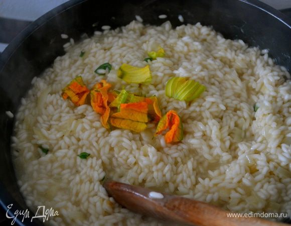 За несколько минут до окончания приготовления ризотто добавить в него листики тимьяна и порезанные цветы цуккини... (у меня, к сожалению, остался всего один ((( цветок...) Посолить и поперчить по вкусу. Готовому ризотто дать немного остыть. 