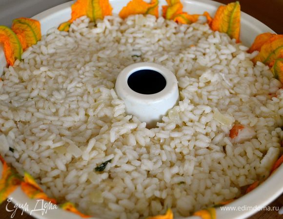 Сверху закрыть оставшимся рисом. Снова слегка утрамбовать. Запекать в разогретой до 180 С духовке 40 минут. Вынуть из духовки, дать немного остыть и перевернуть "корону" на сервировочное блюдо.
