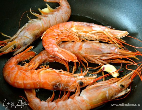 В завершение для украшения блюда, оставшиеся креветки быстро обжарить на сковороде в небольшом количестве масла, добавив зубчик чеснока... 