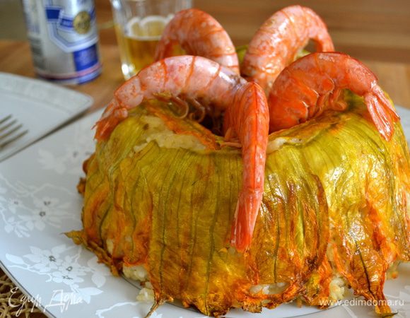 Выложить креветками центр "короны"-кольца... Хвостами наружу... Теперь Ваша рисовая "корона" готова украсить Ваш стол! )) 