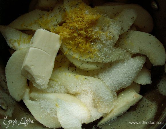 Груши очищаем и нарезаем дольками толщиной чуть меньше 1 см. Кладем в кастрюлю с толстым дном. Поливаем груши лимонным соком, добавляем цедру, 2 ст. ложки сахара, 20 г сливочного масла, розмарин и тушим груши до полуготовности, осторожно помешивая, чтобы они не развалились (у меня ушло 5 минут). Груши откидываем на дуршлаг. Сироп наливаем обратно в кастрюлю.