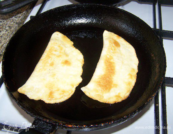 В сковороду добавляем масло, примерно 1, 5 см в высоту. Я не люблю добавлять много масла, чтобы чебуреки в нем плавали, но это дело вкуса, можно и больше налить, тогда чебуреки будут более пузыристые.
Обжариваем чебуреки по 1-2 минуты с каждой стороны. И выложить на бумажное полотенце или салфетки, чтобы убрать излишки масла.