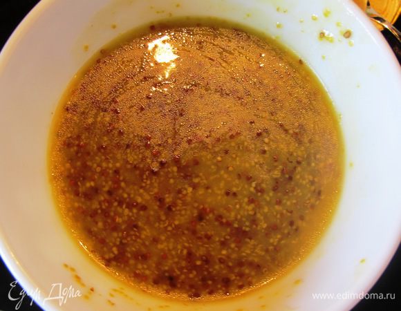 Приготовим заправку. Взобьем вилкой дижонскую горчицу, потихуньку добавляя оливковое масло. Добавим к этой смеси мед и обычную острую горчицу. Хорошо размешаем.