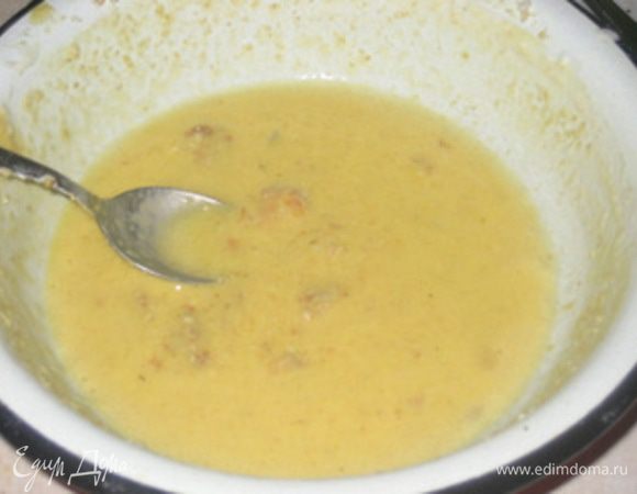 Смешать все ингредиенты для теста. Взбить до однородности.