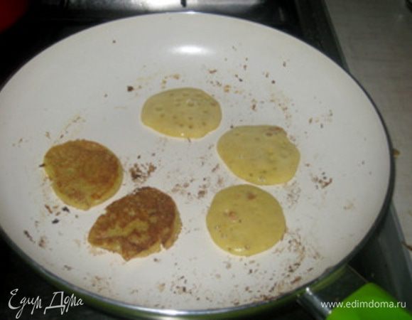 Выпекать на тефлоновой сковороде без масла с двух сторон до золотистой корочки.