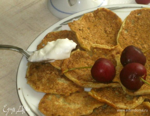 Подавать с черешней и кремом.