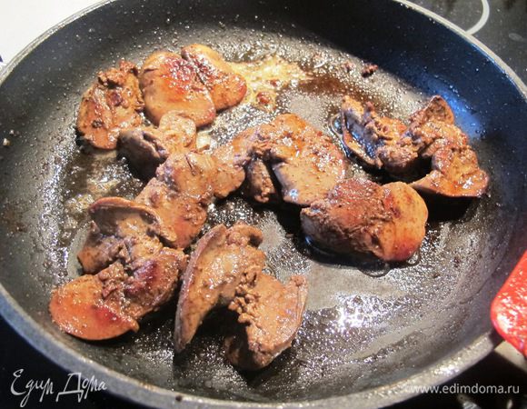 На растительном масле на сильном огне обжарим куриную печень со всех сторон до появления яркой румяной корочки. Солим, перчим.