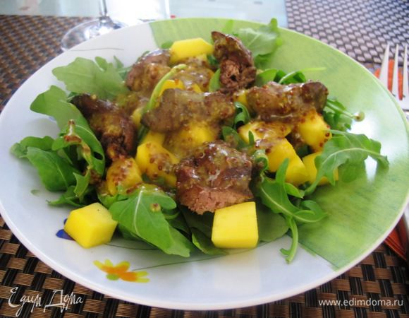 Выкладываем на тарелку салатные листья, сверху кусочки манго, теплую куриную печень и обильно (по 7-8 ст. л.) поливаем все кисло-сладкой заправкой. Это безумно вкусно! Приятного!