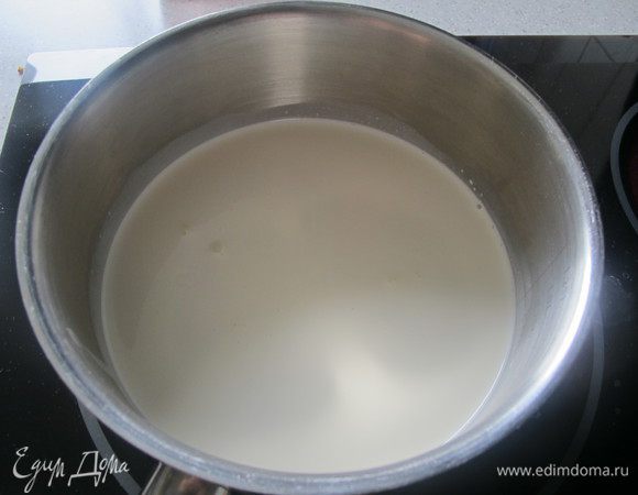 Смешайте молоко и сливки, доведите до кипения, остудите.
