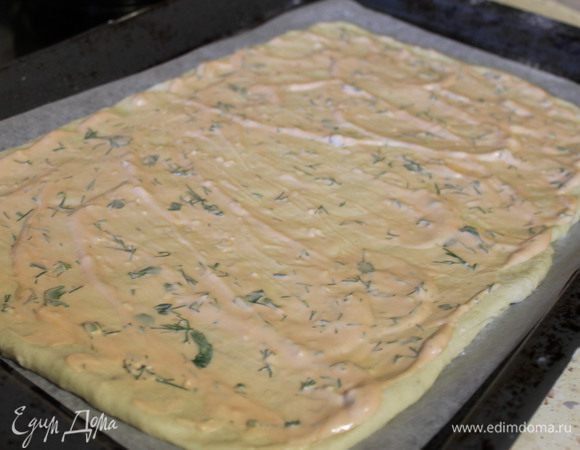 2.Равномерно нанести соус на тесто.