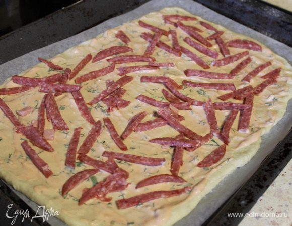 3. Колбасу порезать соломкой.