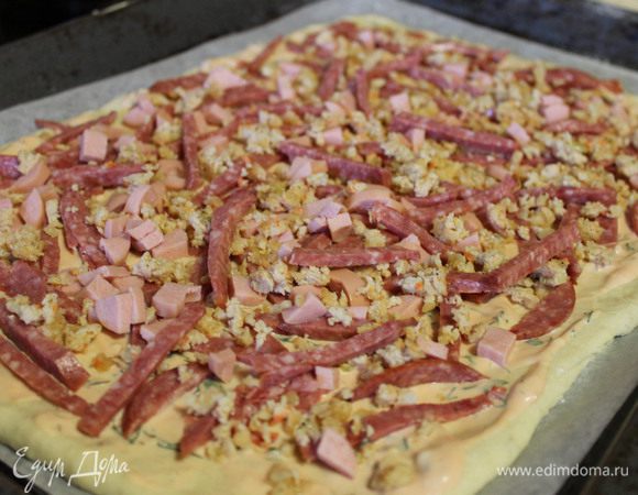 4. Сосиску кубиком, равномерно распределить фарш..