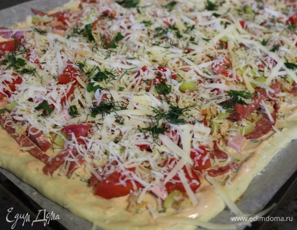 6. Помидор нарезать кубиком, и сверху натереть сыр на терке..