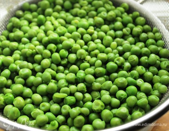 Зеленый горошек бланшировать в кипящей воде 3 минуты, затем откинуть на дуршлаг и обдать ледяной водой.