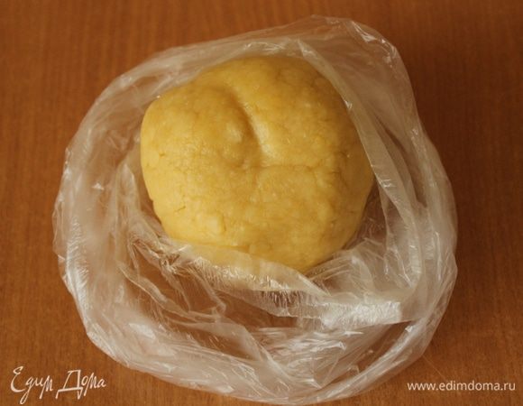 Приготовить тесто. Просеять муку, добавить размягченное сливочное масло и желток, руками вымесить гладкое тесто. Если тесто слишком крутое, добавить воду. Сформировать из теста шар , завернуть его в пищевую пленку и поместить в холодильник на 1 час.