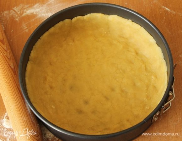 Форму для запекания смазать маслом. Тесто тонко раскатать и перенести в форму, сформировав бортики. Сделать в тесте наколы вилкой и смазать дно горчицей.