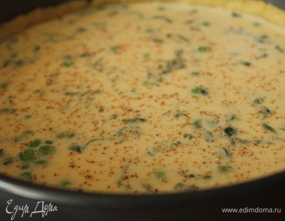 Взбить яйца с молоком и сливками, добавить соль, перец, творог и хорошо перемешать. Добавить рубленную мяту и горошек. Вылить на тесто. Сверху посыпать молотым мускатным орехом. Выпекать киш 45-50 минут, пока верх не подрумянится... 