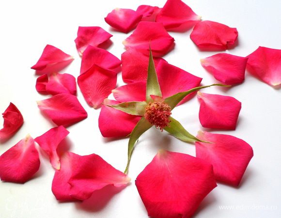 Для начала сделаем розовые чипсы из садовых роз. От роз отделяем аккуратно лепестки
