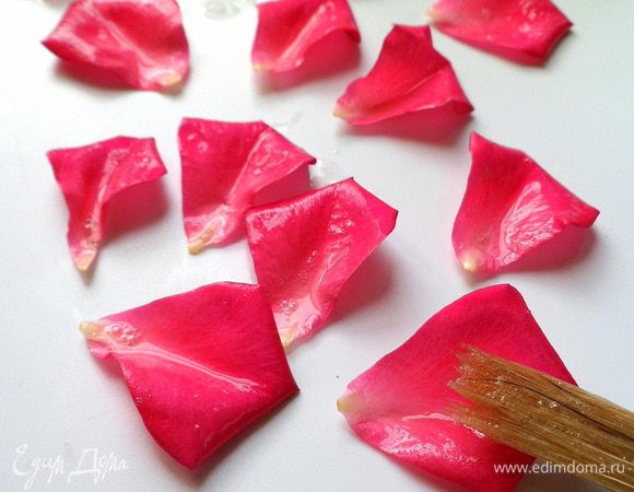 Наносим кисточкой белок на лепестки. Даем немного подсохнуть