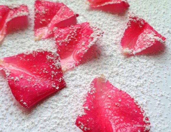 Обсыпаем сахарной пудрой через ситечко и оставляем хорошо подсохнуть.