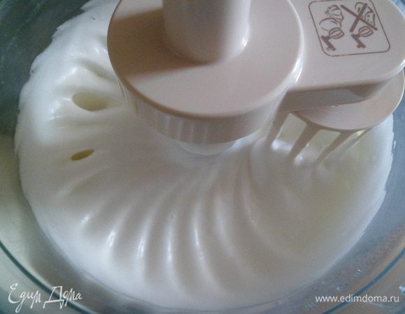 Отделяем белки от желтков. Белки взбиваем с небольшим количеством сахара до устойчивых пиков.