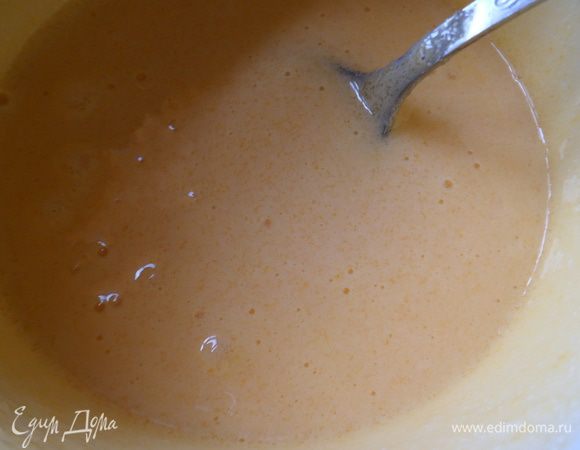 Желтки растираем с остальным сахаром.