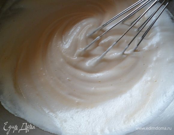 и аккуратно венчиком перемешиваем.