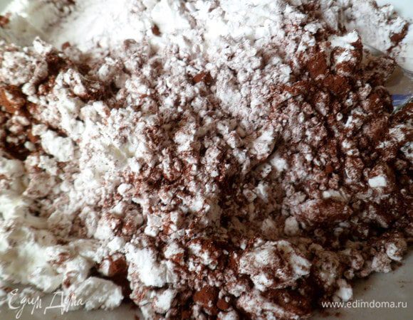 Смешиваем крахмал,какао и разрыхлитель,