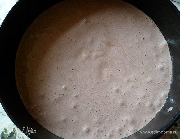 вводим в сахарно-яичную массу перемешав. Берем форму, на дно кладем пек. бумагу, выливаем тесто. Выпекаем в разогретой духовке до 200 гр. минут 30-35.