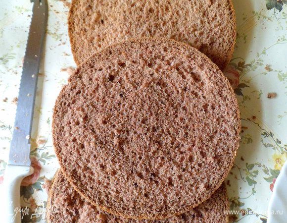 Готовый бисквит остужаем,освобождаем от формы и разрезаем на равные части. Я использовала 3 коржа, т.к. не вместился последний при сборке торта